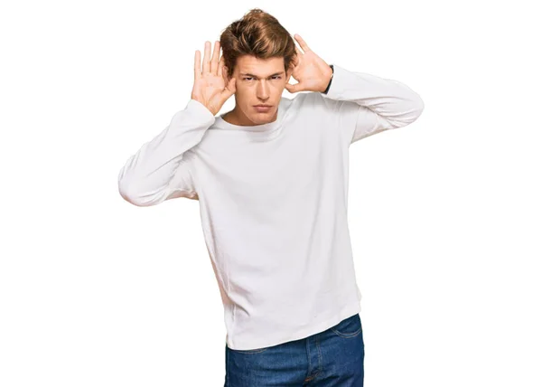 Hombre Caucásico Guapo Usando Suéter Blanco Casual Tratando Escuchar Ambos — Foto de Stock