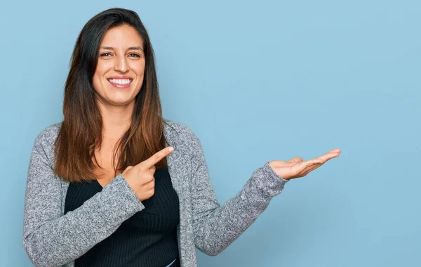 Vacker Latinamerikansk Kvinna Bär Casual Kläder Förvånad Och Ler Mot — Stockfoto