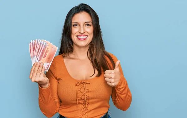 Mulher Hispânica Bonita Segurando Notas Coroa Norwegian Sorrindo Feliz Positivo — Fotografia de Stock