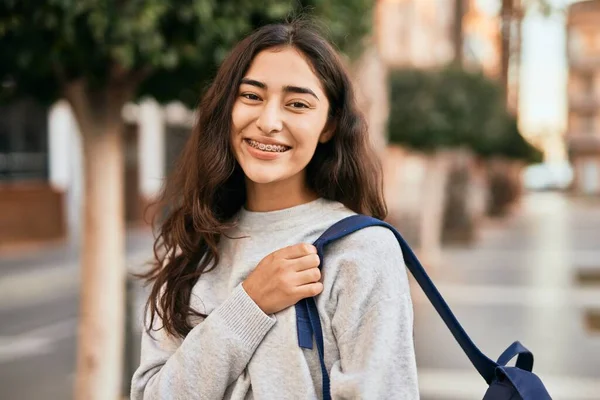 Joven Estudiante Oriente Medio Sonriendo Feliz Pie Ciudad — Foto de Stock