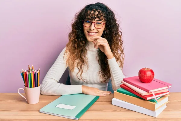 Jong Spaans Meisje Studeert Voor Schoolexamen Glimlachend Kijkend Zelfverzekerd Naar — Stockfoto