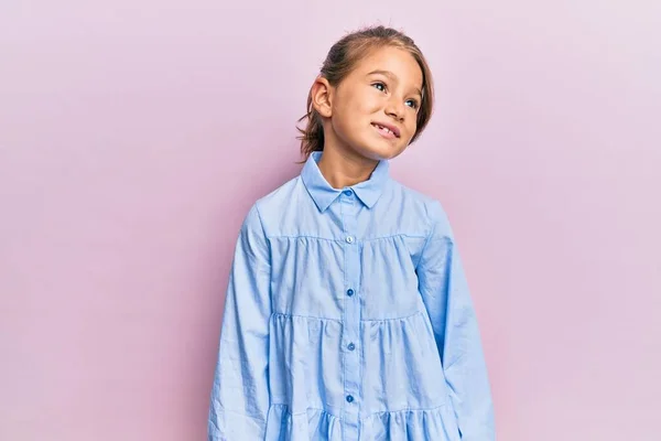 Kleines Schönes Mädchen Lässiger Kleidung Mit Blick Zur Seite Entspannte — Stockfoto