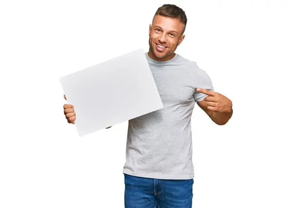 Hombre Musculoso Guapo Sosteniendo Banner Vacío Sonriendo Feliz Señalando Con — Foto de Stock