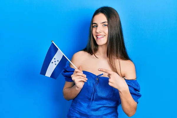 Jong Brunette Tiener Holding Honduras Vlag Glimlachen Gelukkig Wijzend Met — Stockfoto