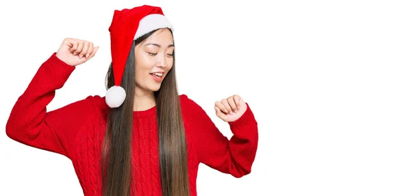 Jovem Chinesa Vestindo Chapéu Natal Dançando Feliz Alegre Sorrindo Comovente — Fotografia de Stock