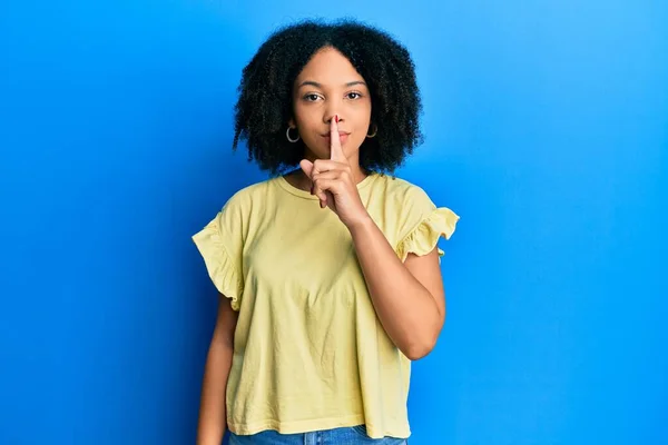 Młoda Afroamerykanka Luźnych Ciuchach Prosząca Ciszę Palcem Ustach Cisza Tajne — Zdjęcie stockowe