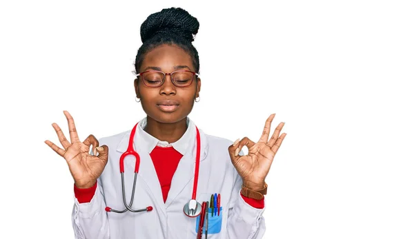 Young African American Woman Wearing Doctor Uniform Stethoscope Relaxed Smiling — Stock Photo, Image