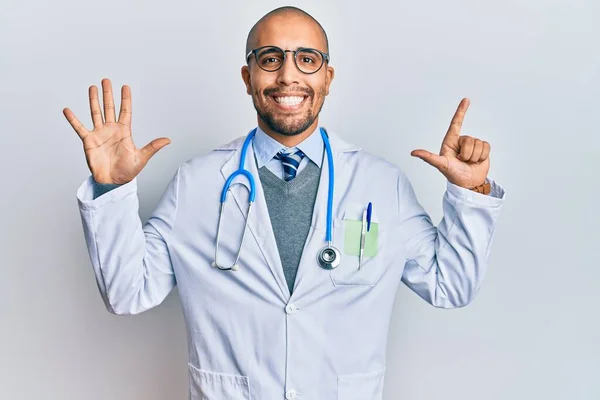 Hombre Adulto Hispano Vistiendo Uniforme Médico Estetoscopio Mostrando Señalando Con — Foto de Stock