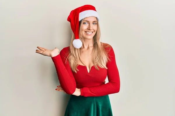 Mulher Branca Bonita Vestindo Traje Natal Chapéu Sorrindo Alegre Apresentando — Fotografia de Stock