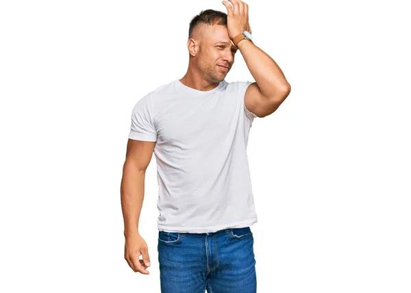 Schöner Muskelmann Lässigem Weißem Shirt Überrascht Mit Hand Auf Kopf — Stockfoto