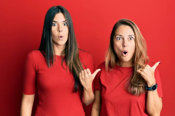 Familia Hispana Madre Hija Con Ropa Casual Sobre Fondo Rojo —  Fotos de Stock