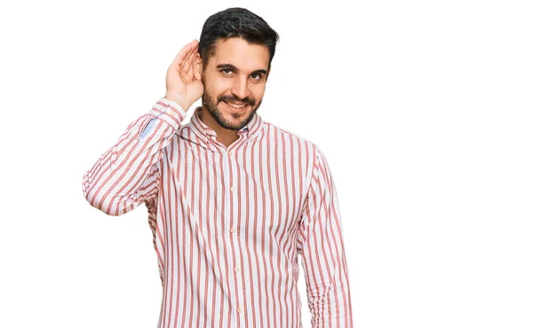 Młody Latynos Koszuli Biznesowej Uśmiechnięty Ręki Ucho Słuchający Plotek Plotek — Zdjęcie stockowe