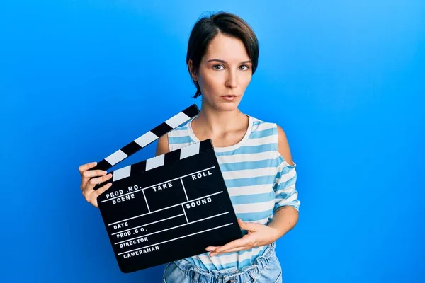 Mladá Brunetka Krátkými Vlasy Drží Video Film Clapboard Bezradný Zmatený — Stock fotografie