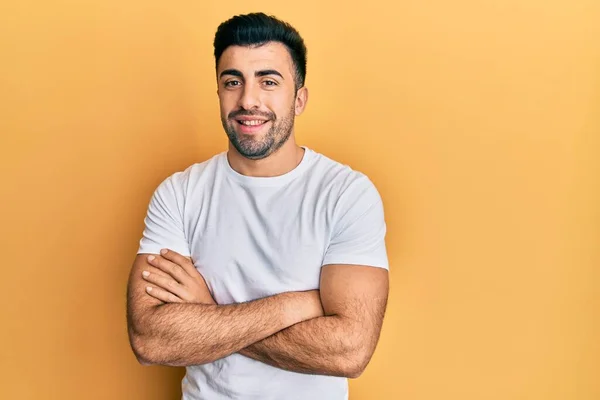 Joven Hombre Hispano Vistiendo Casual Camiseta Blanca Cara Feliz Sonriendo —  Fotos de Stock