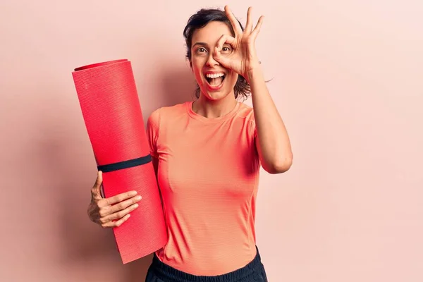 Genç Güzel Spanyol Kadın Yoga Minderini Tutarken Gülümsüyor Mutlu Bir — Stok fotoğraf