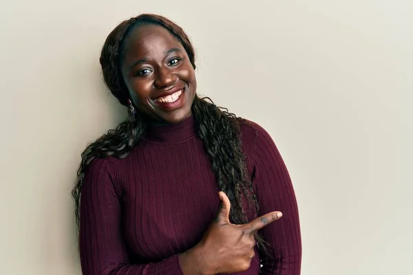 Mujer Joven Africana Vistiendo Ropa Casual Sonriendo Alegre Señalando Con —  Fotos de Stock
