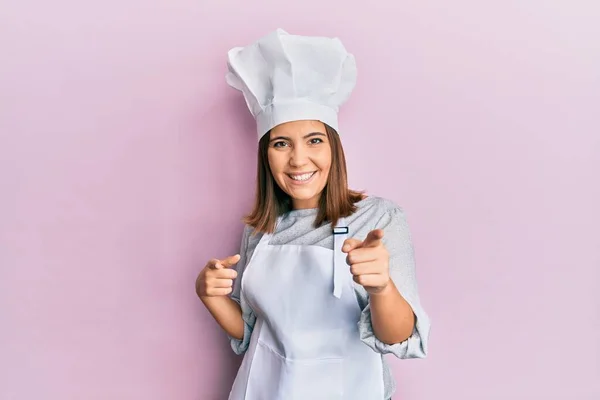 Jovem Mulher Bonita Vestindo Uniforme Cozinheiro Profissional Chapéu Apontando Dedos — Fotografia de Stock