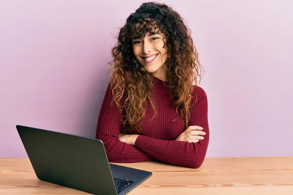 Joven Chica Hispana Trabajando Usando Computadora Portátil Cara Feliz Sonriendo —  Fotos de Stock