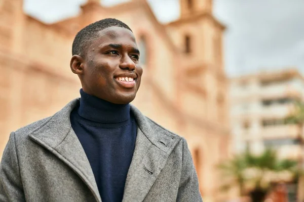 Genç Afrikalı Amerikalı Adam Gülümseyerek Şehirde Mutlu Mesut Duruyor — Stok fotoğraf