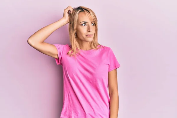 Piękna Blondynka Różowej Koszulce Myli Zastanawia Się Nad Pytaniem Niepewny — Zdjęcie stockowe