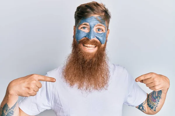 Ung Irländsk Rödhårig Man Bär Ansiktsmask Ser Säker Med Leende — Stockfoto