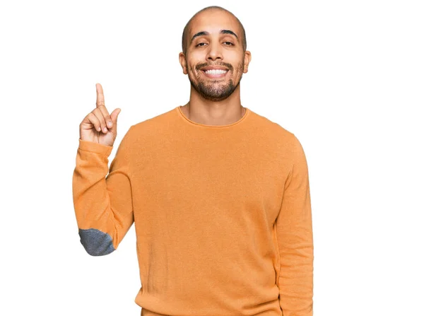 Hispanischer Erwachsener Mann Lässigem Winterpullover Zeigt Mit Finger Nummer Eins — Stockfoto