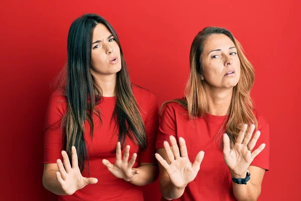 Familia Hispana Madre Hija Usando Ropa Casual Sobre Fondo Rojo —  Fotos de Stock