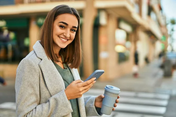 Joven Chica Hispana Usando Smartphone Bebiendo Café Ciudad — Foto de Stock