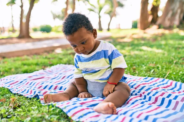 Schattige Afro Amerikaanse Peuter Zittend Het Gras Het Park — Stockfoto