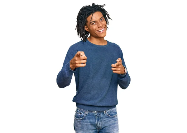 カジュアルな冬のセーターを着た若いアフリカ系アメリカ人男性が 楽しそうにカメラを指差している 良いエネルギーと振動は — ストック写真