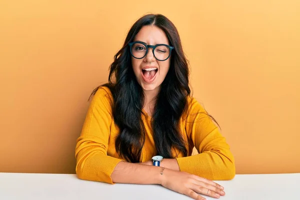 Schöne Brünette Junge Frau Mit Brille Und Lässiger Kleidung Sitzt — Stockfoto