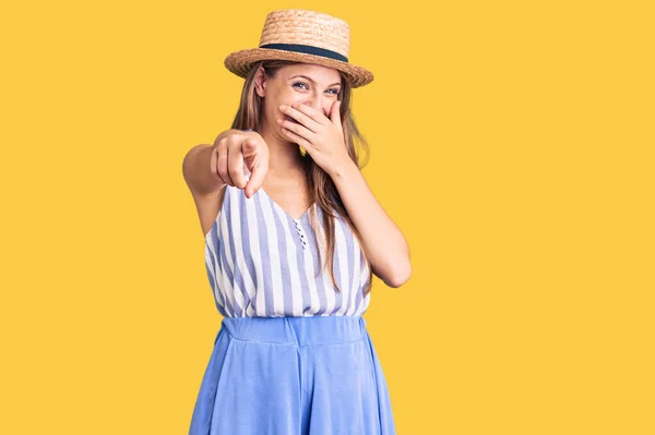Young Beautiful Blonde Woman Wearing Summer Hat Laughing You Pointing — Foto Stock