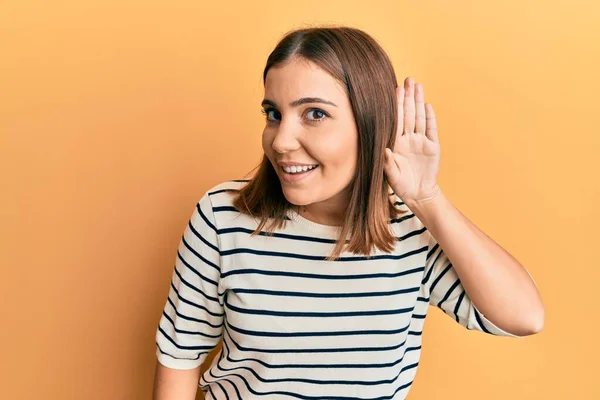 Ung Vacker Kvinna Bär Casual Randig Shirt Leende Med Handen — Stockfoto