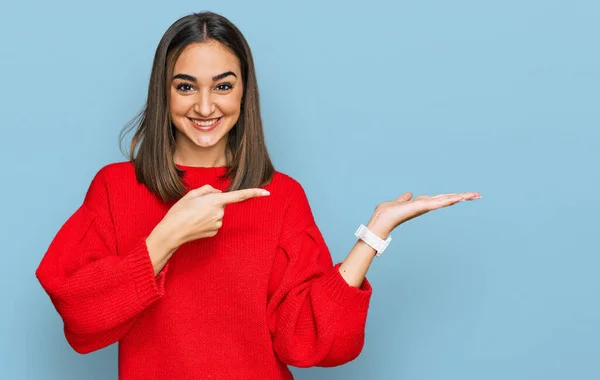 Mulher Morena Bonita Vestindo Camisola Inverno Casual Espantada Sorrindo Para — Fotografia de Stock