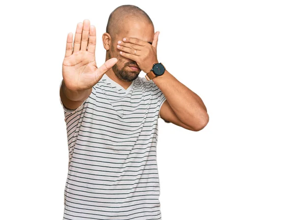 Homem Adulto Hispânico Vestindo Roupas Casuais Cobrindo Olhos Com Mãos — Fotografia de Stock