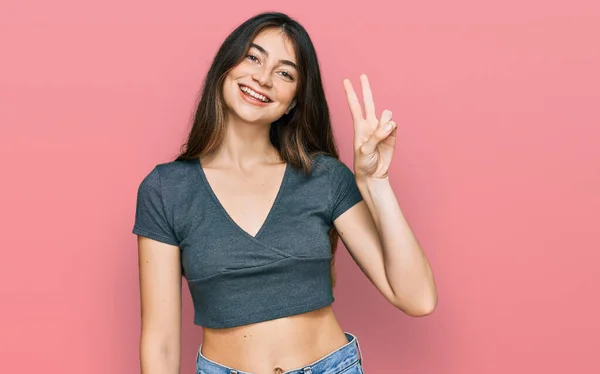 Junge Schöne Teenie Mädchen Tragen Lässige Crop Top Shirt Zeigt — Stockfoto