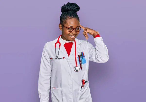 Junge Afrikanisch Amerikanische Frau Arztuniform Und Stethoskop Lächelnd Mit Einem — Stockfoto