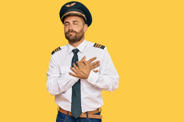 Красивий Чоловік Бородою Формі Пілота Літака Посміхається Руками Грудях Закритими — стокове фото