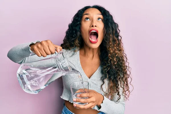 Jovem Mulher Latina Derramando Água Irritado Louco Gritando Frustrado Furioso — Fotografia de Stock