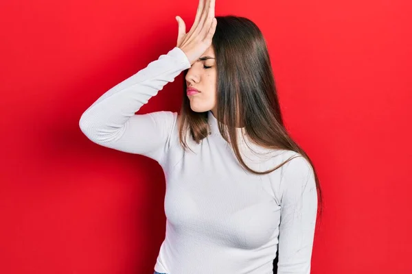 Jovem Adolescente Morena Vestindo Suéter Branco Surpreso Com Mão Cabeça — Fotografia de Stock