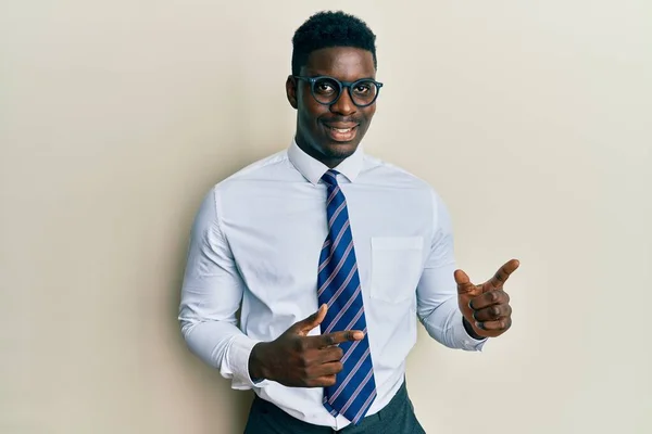 Jóképű Fekete Férfi Szemüvegben Üzleti Ing Nyakkendő Mosolyog Kamerába Néz — Stock Fotó