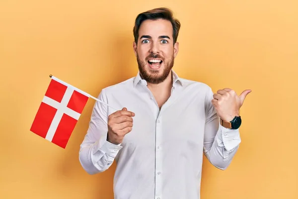 Handsome Caucasian Man Beard Holding Denmark Flag Pointing Thumb Side — Stock Photo, Image