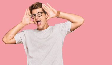 Yakışıklı beyaz adam, günlük kıyafetler ve gözlük takıyor, gülümsüyor, gülümsüyor ve elleriyle dikizliyordu. Şaşırdım ve çıktım. 