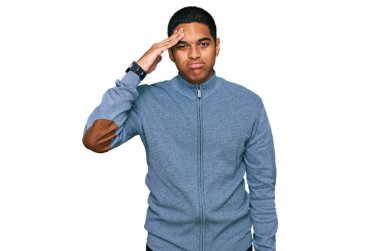 Sıradan bir eşofman giyen genç, yakışıklı İspanyol adam. Alnındaki sorun yüzünden endişeli ve stresli. Kriz için endişeli. 