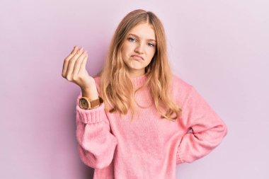 Güzel, genç, beyaz bir kız gündelik kıyafetler giyiyor. İtalyan jestleri yapıyor. Elleriyle ve parmaklarıyla kendinden emin bir ifadeyle. 