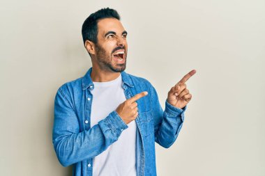 Genç İspanyol adam öfkeli ve öfkeli bağırarak kendini işaret ediyor öfkeyle bağırıyor. öfke ve agresif konsept. 