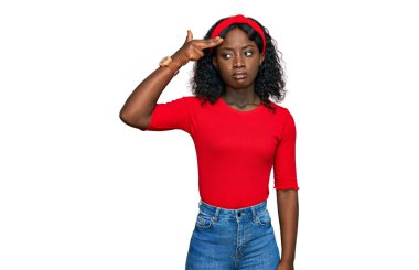 Güzel Afrikalı genç bir kadın gündelik giysiler giyip kendini vuruyor ve öldürüyor. Silah gibi el ve parmakları işaret ediyor. İntihar hareketi.. 