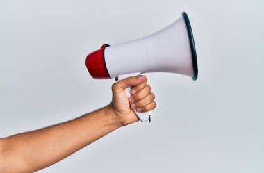 İzole edilmiş beyaz arka plan üzerinde megafon tutan İspanyol adamın eli..