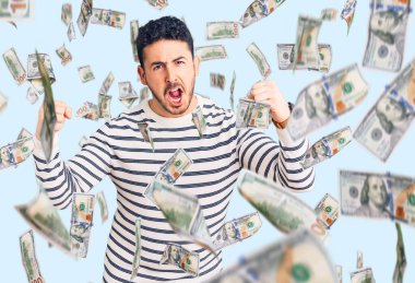 Öfkeli ve kızgın giyinmiş genç İspanyol adam öfkeyle bağırırken kızgın ve öfkeli yumruklar sallıyor. öfke ve agresif konsept.