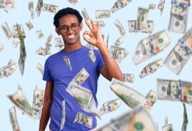 Sıradan giyinmiş, gözlüklü, gülümseyen Afrikalı yakışıklı adam el ve parmaklarıyla 